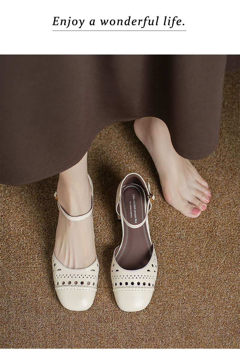 Sandal nữ da dê chạm trổ hoa văn, gót vuông 4,5 cm, mũi vuông hở — đen chi tiết 3