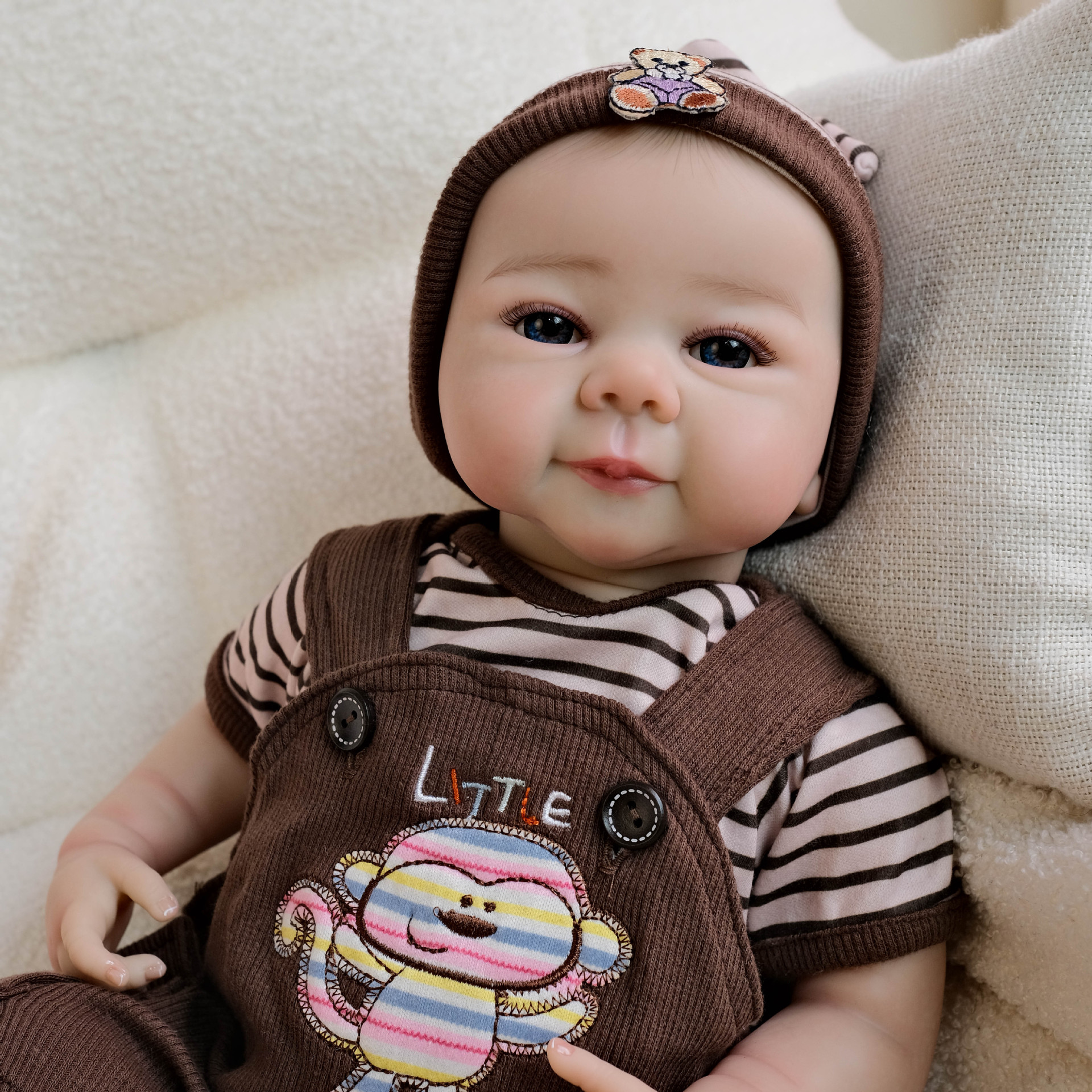 Mono 19inch babero Julietta muñeca de simulación hecha a mano para dar regalos navideños a los niños