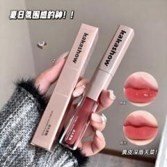 Kakashowは化粧を持っています。