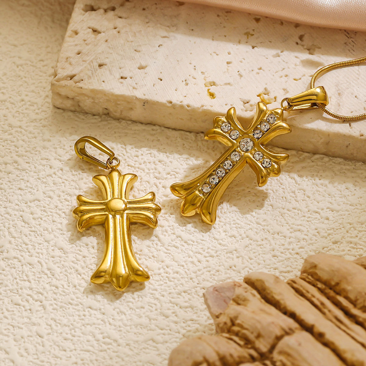 Accesorios de alta calidad de otoño y invierno de acero inoxidable de oro de 18 quilates, collares, colgantes, colgantes de crucifijo