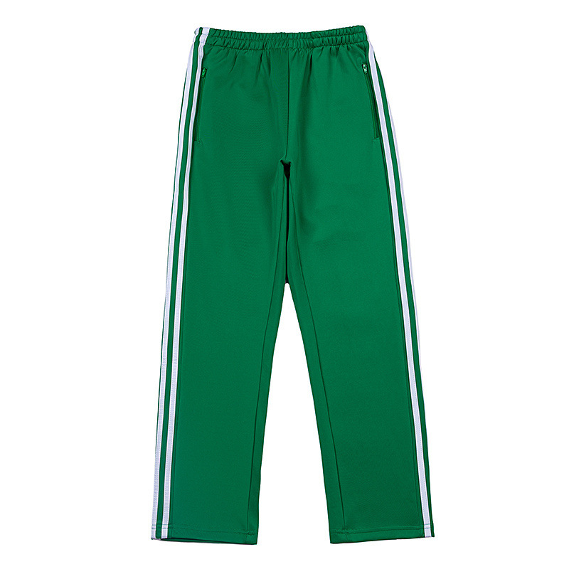 Trendige grüne Sporthose mit drei Streifen für Herren, locker geschnitten, gerade geschnitten, im Schuluniform-Stil._voghion.com