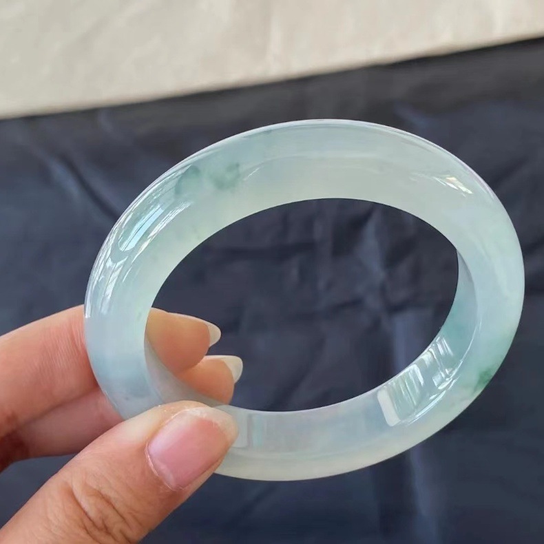 Vòng tay ngọc bích Miến Điện nổi nước cao cấp, đường kính trong 52–64 mm chi tiết 2