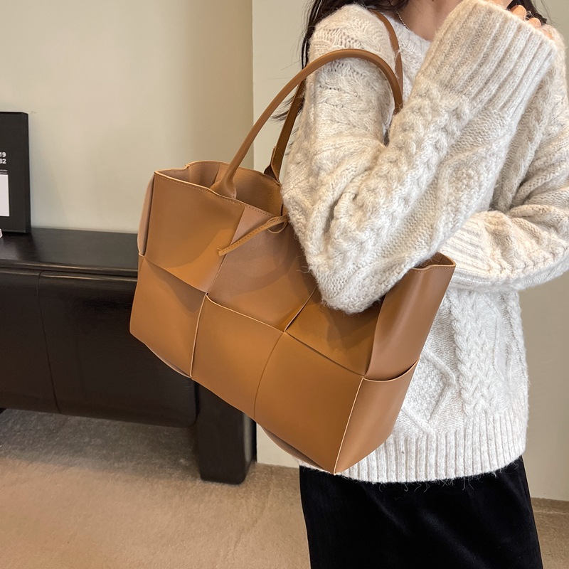 Bolso de mano tejido de gran capacidad de las mujeres, nuevo bolso de la axila del hombro de alto grado retro 2023