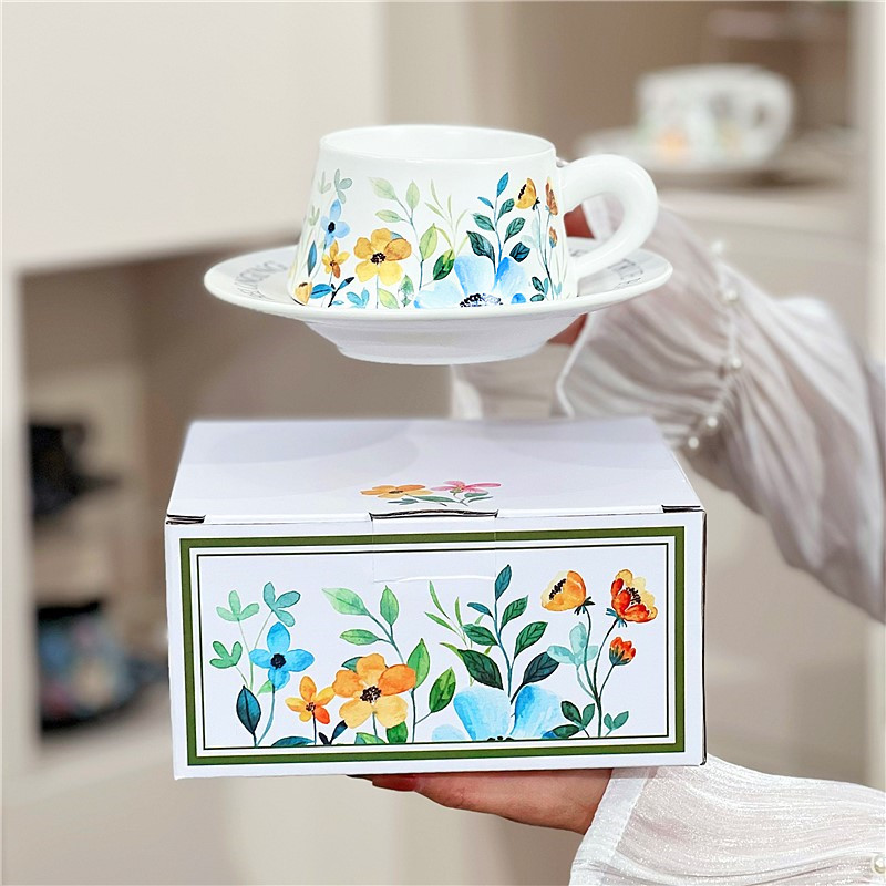 Подарочная коробка с керамической чашкой кофе