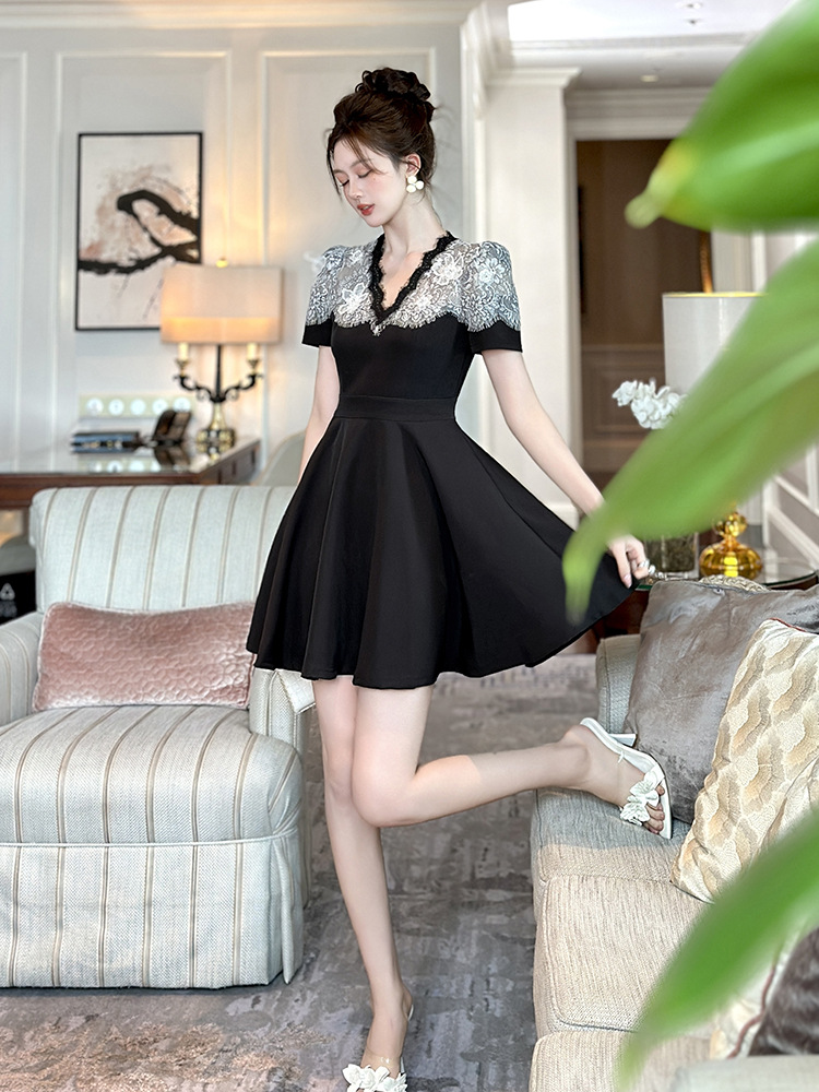 Váy chữ A cổ chữ V phối ren thắt eo phong cách Pháp — Màu đen