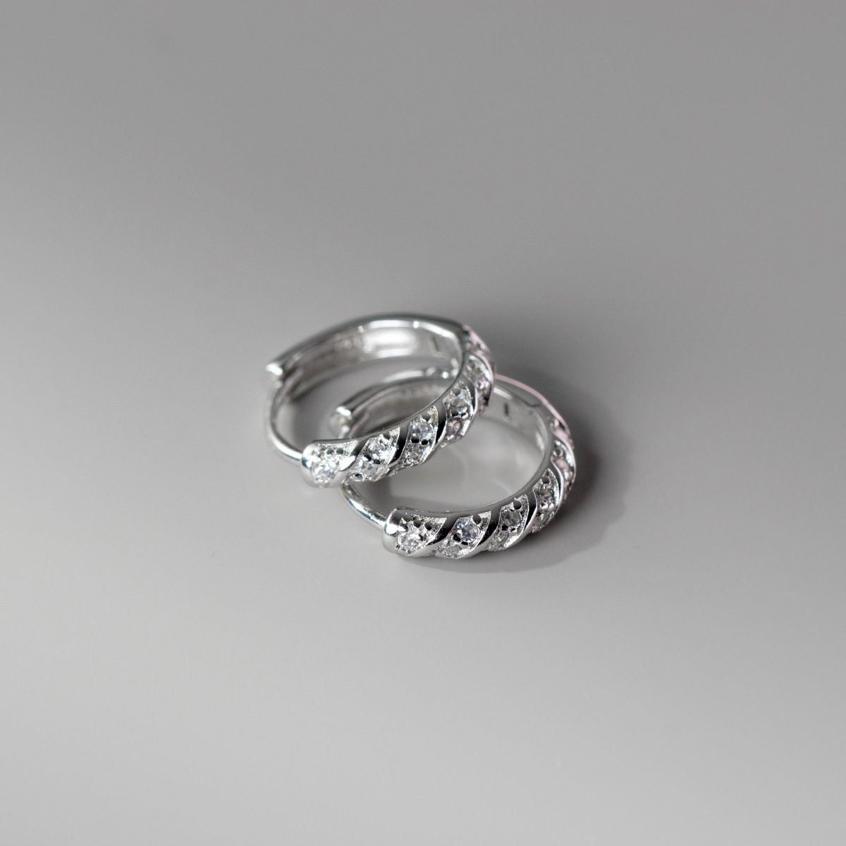 Eloch s925 plata retro in diamantes compactos pernos de orejas torcidos ligeros de lujo torsión orejas de alta calidad M03496