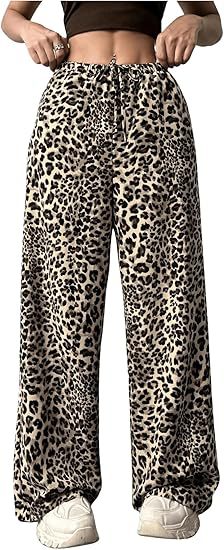 Dambyxor med vida ben och leopardmönster casual street style_voghion.com