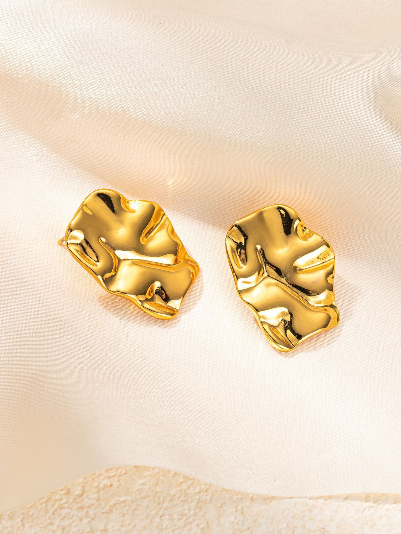 메탈 플리츠 스터드 귀걸이