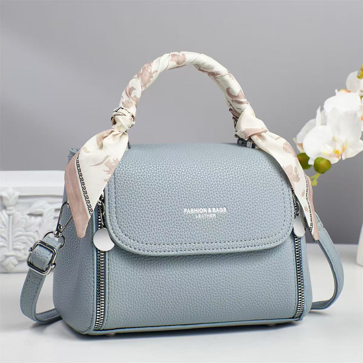 2025 nuevo bolso de hombro de moda bolso de mensajero de cuero suave para mujer bolso ligero para mujer bolso pequeño para mujer verano textura versátil