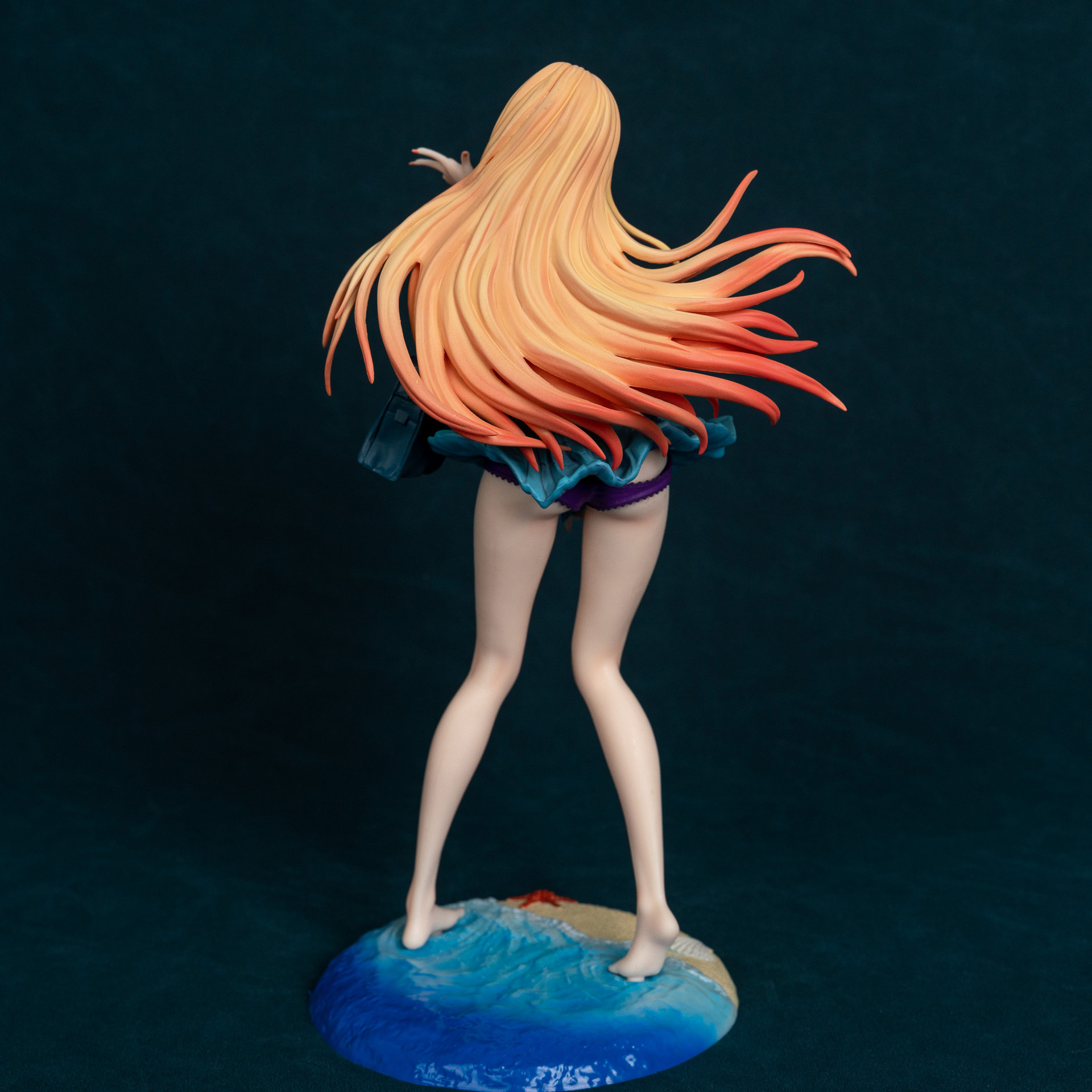 사랑의 해변에 떨어지는 드레싱 인형 XIDUO CHUANHAIMENG 핸드 헬드 아름다운 소녀 GK 동상 애니메이션 모델 장식품