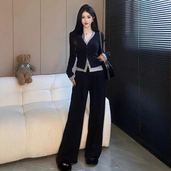 大きいサイズの婦人服の秋のファッションの洋気は年齢を減らして肉を遮ってやせているスーツの女性の広い足のズボンの2セットの太ったmm 200斤を現します。