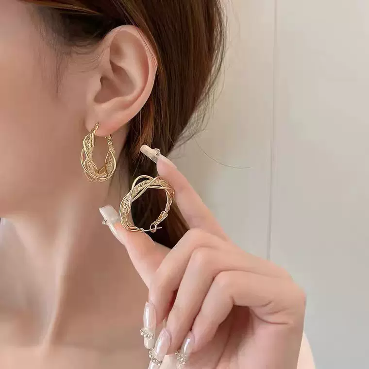 设计感扭曲镂空耳环女2024年新款潮高级耳圈耳钉轻奢小众气质耳饰
