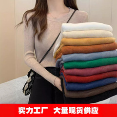 芯糸を包む生地の韓国版丸首セーターの女性の気質は身を修める中に上着の秋冬の柔らかいモチモチの長袖の底のシャツを掛けます。