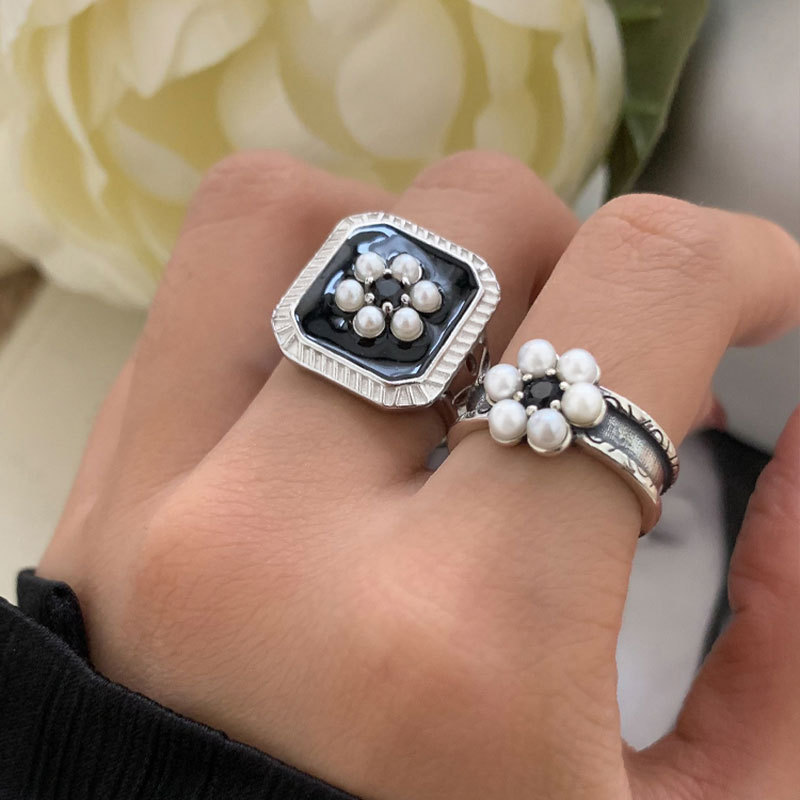 Modischer Ring im Hongkong-Stil: Schwarze Emailleblume in Silber für Damen, exklusives Design, Retro-Trend, süß und cool, stapelbar_voghion.com