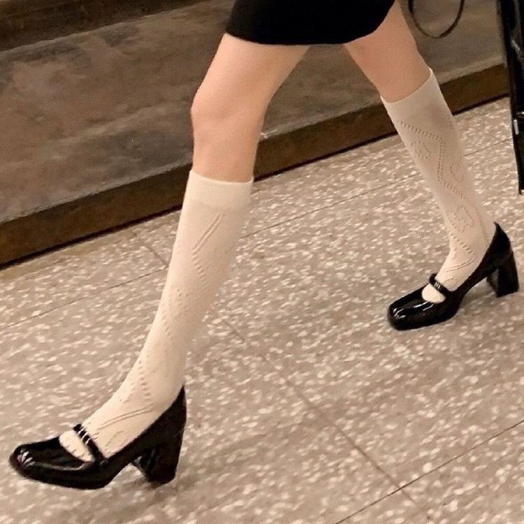 Retro black Mary Jane shoes made of patent leather, high heels with a strap, french style, Spring/Fall 2025 model, wide stable heel