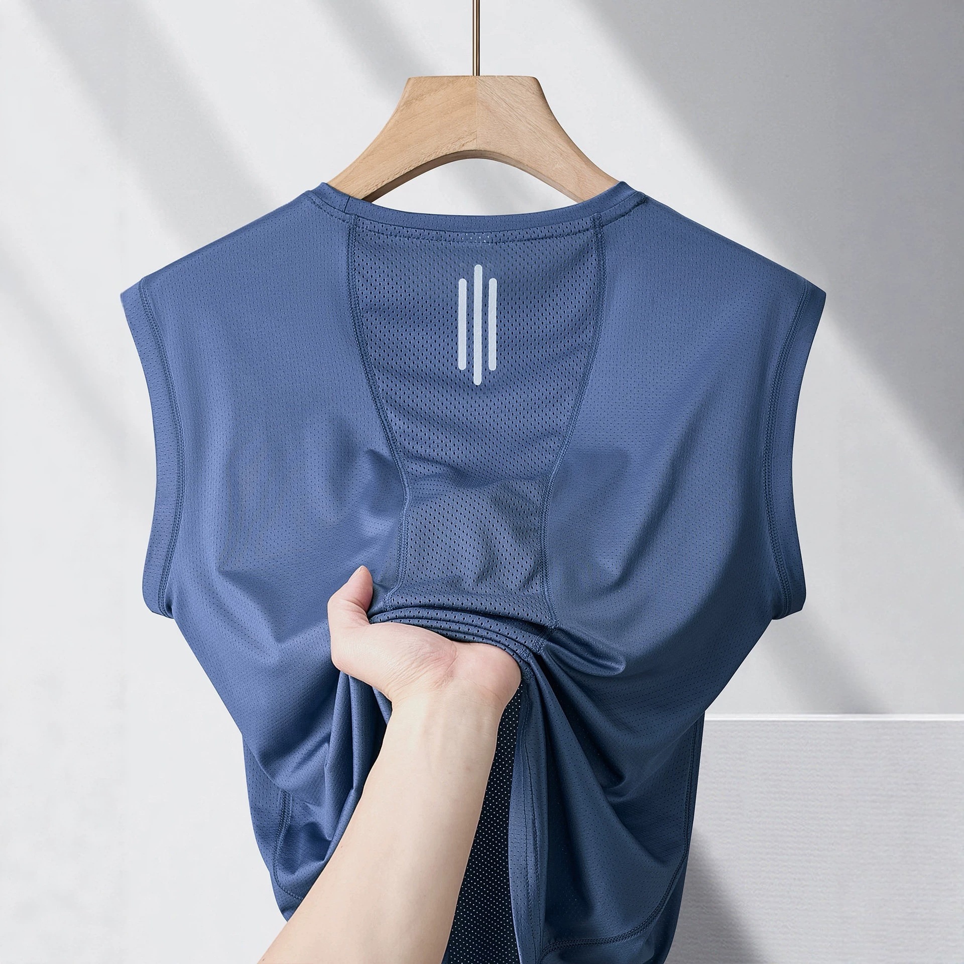 Ice silk breathable sleeveless men's T-shirt, summer breathable wide-shoulder sports vest, misty blue night running fitness training clothes