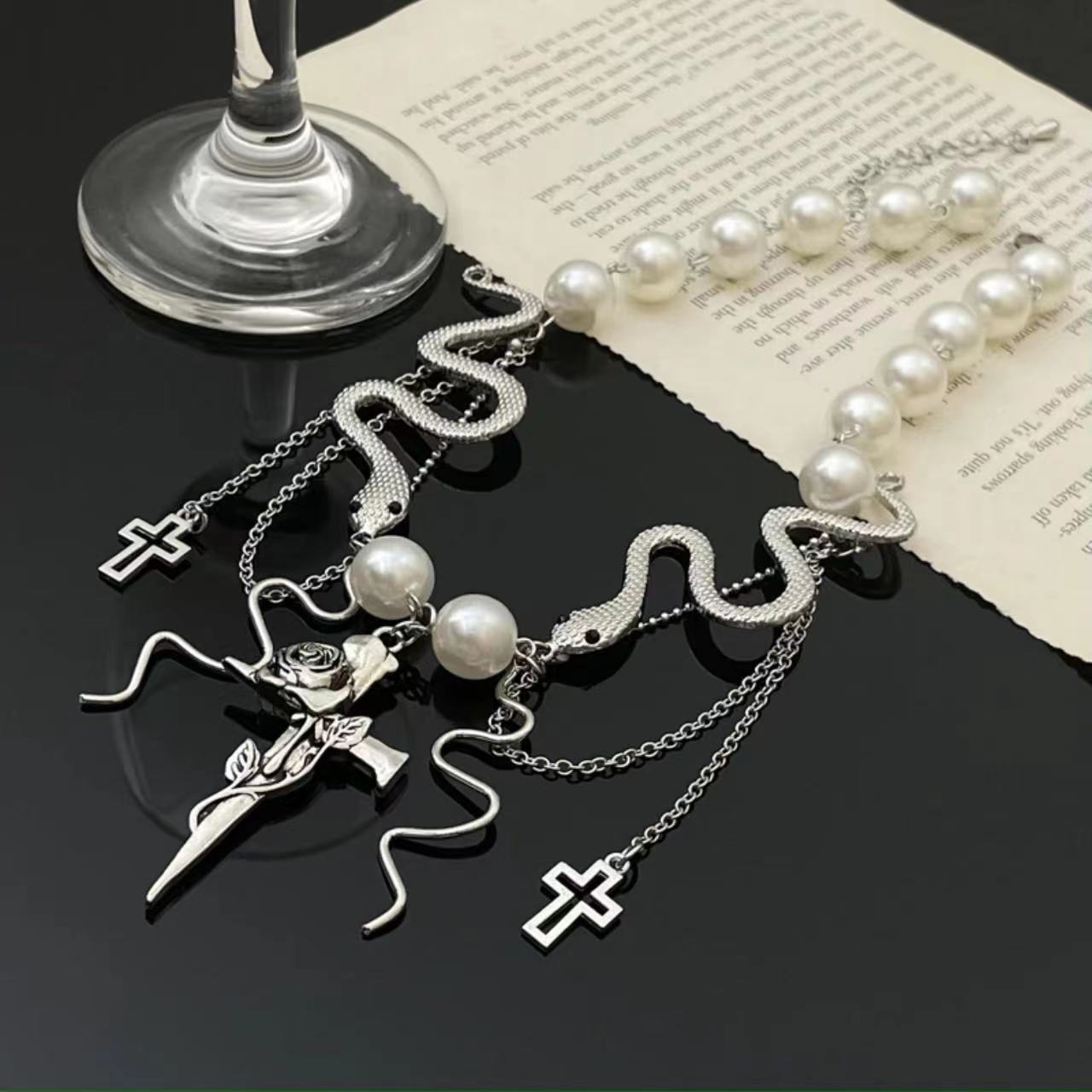 Sweet Cool Style Cross Rose Snake Imitation Pearl Alloy Plating Women's Necklace display picture 3