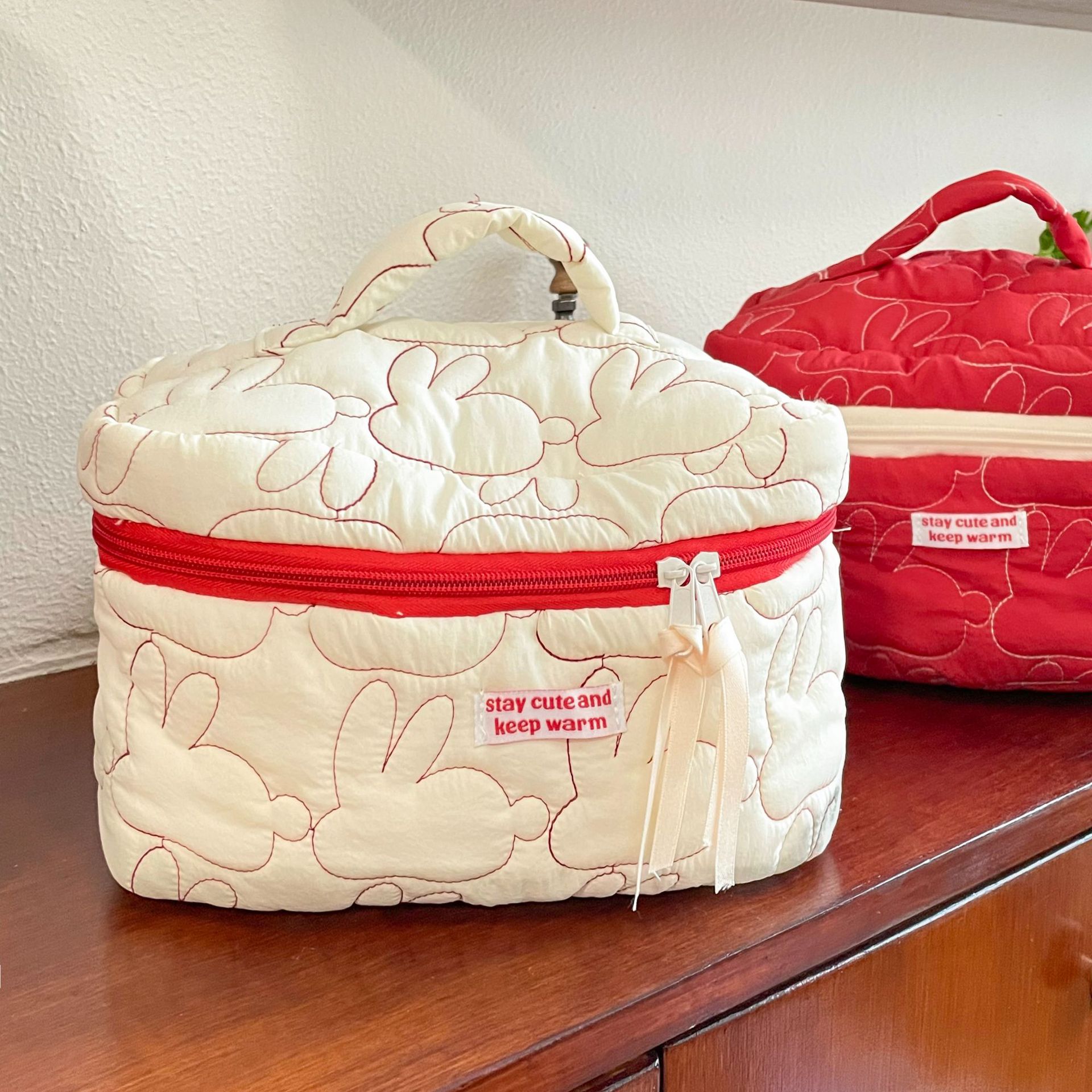 Conejo rojo y Blanco bolsa de cosméticos bolsa de almacenamiento lindo estudiante femenino portátil de gran capacidad de algodón acolchado bolso de embrague