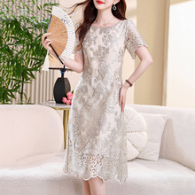 2025夏季新款高级香槟色绣花显贵气连衣裙洋气圆领连衣裙经典款