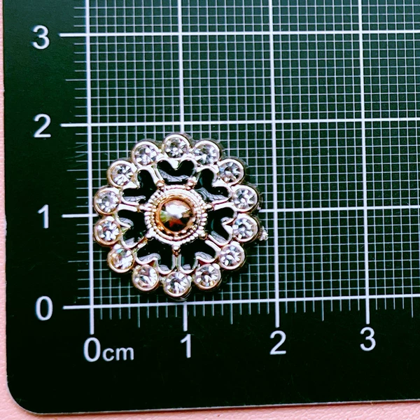 Black dot diamond round