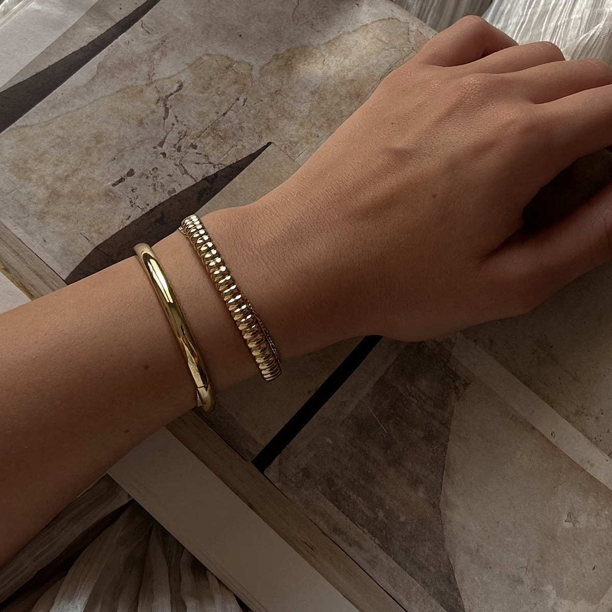 Jeding Pulsera de acero inoxidable europea y americana Joyas no decoloradas para mujer Joyas ligeras de lujo de alta gama Joyas de acero de titanio explosivas transfronterizas image 4