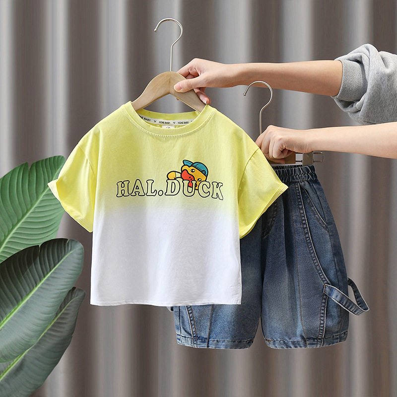 7313 Little Yellow Duck Clouds Traje de verano para niños 2025 Nueva ropa de verano para niños Estilo fino de manga corta guapo y de moda