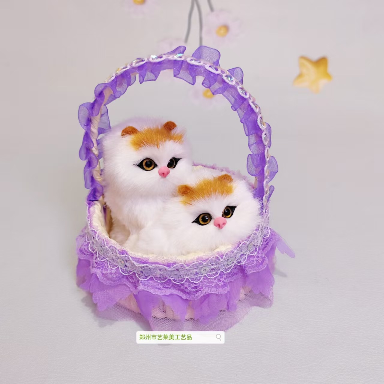 보라색 스팽글 레이스 바구니 암컷 고양이는 짖을 수 있습니다
