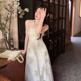 别致绿色茶里茶气吊带连衣裙女夏2025新款荷叶边艺术感森系初恋裙