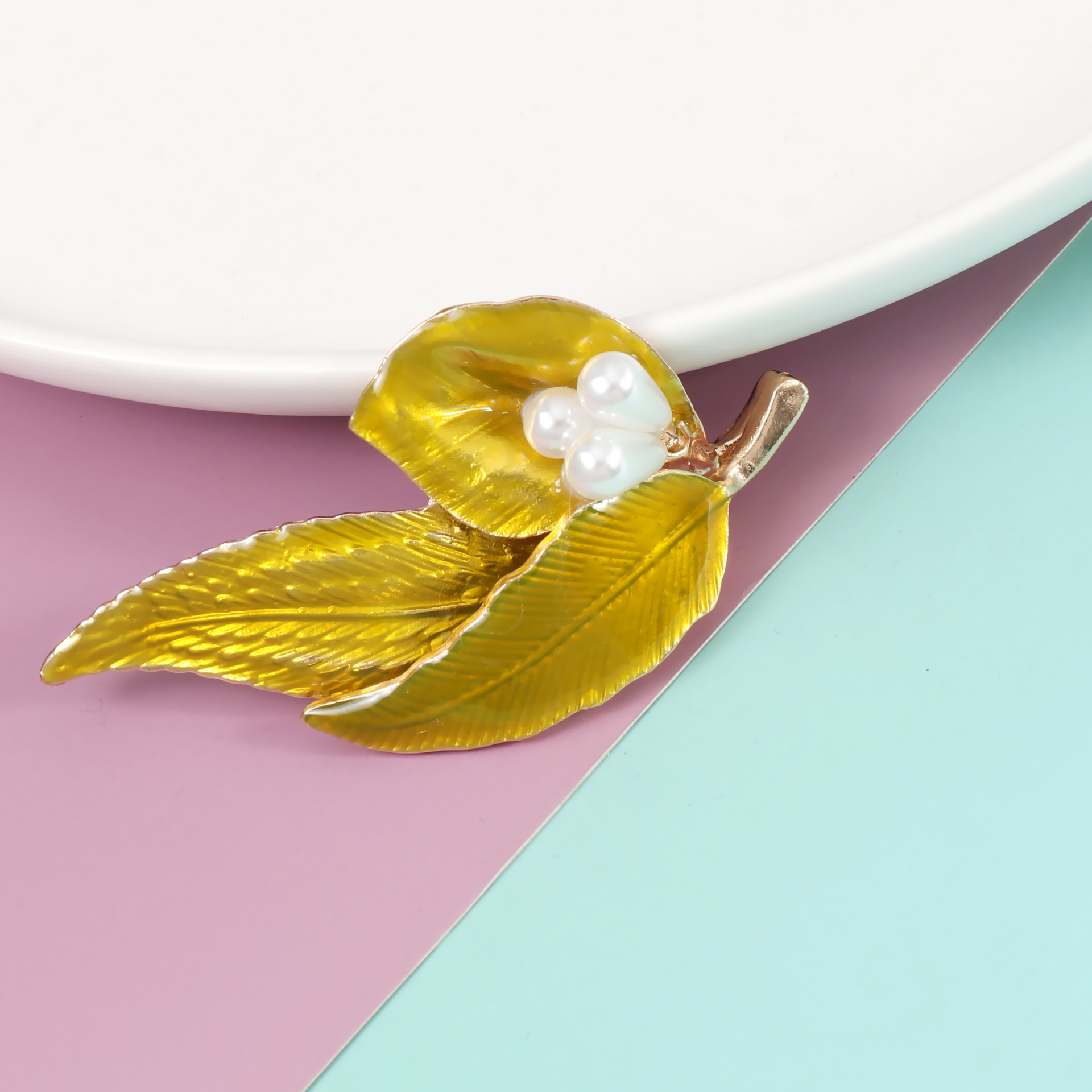 Elegant Leaf Imitation Pearl Alloy Women's Brooches 1 Piece display picture 3