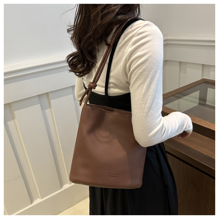Solid-color simple single-shoulder casual. This year, the retro large-capacity 2024 new autumn crossbody bucket bag for women is in vogue undefined