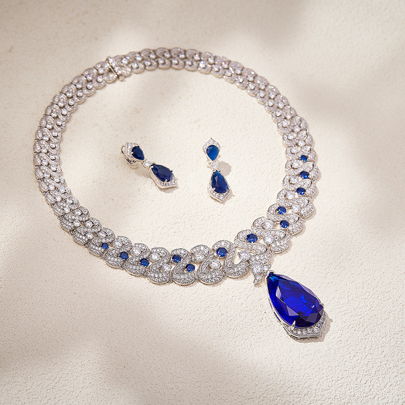 Necklace and earrings drop-shaped