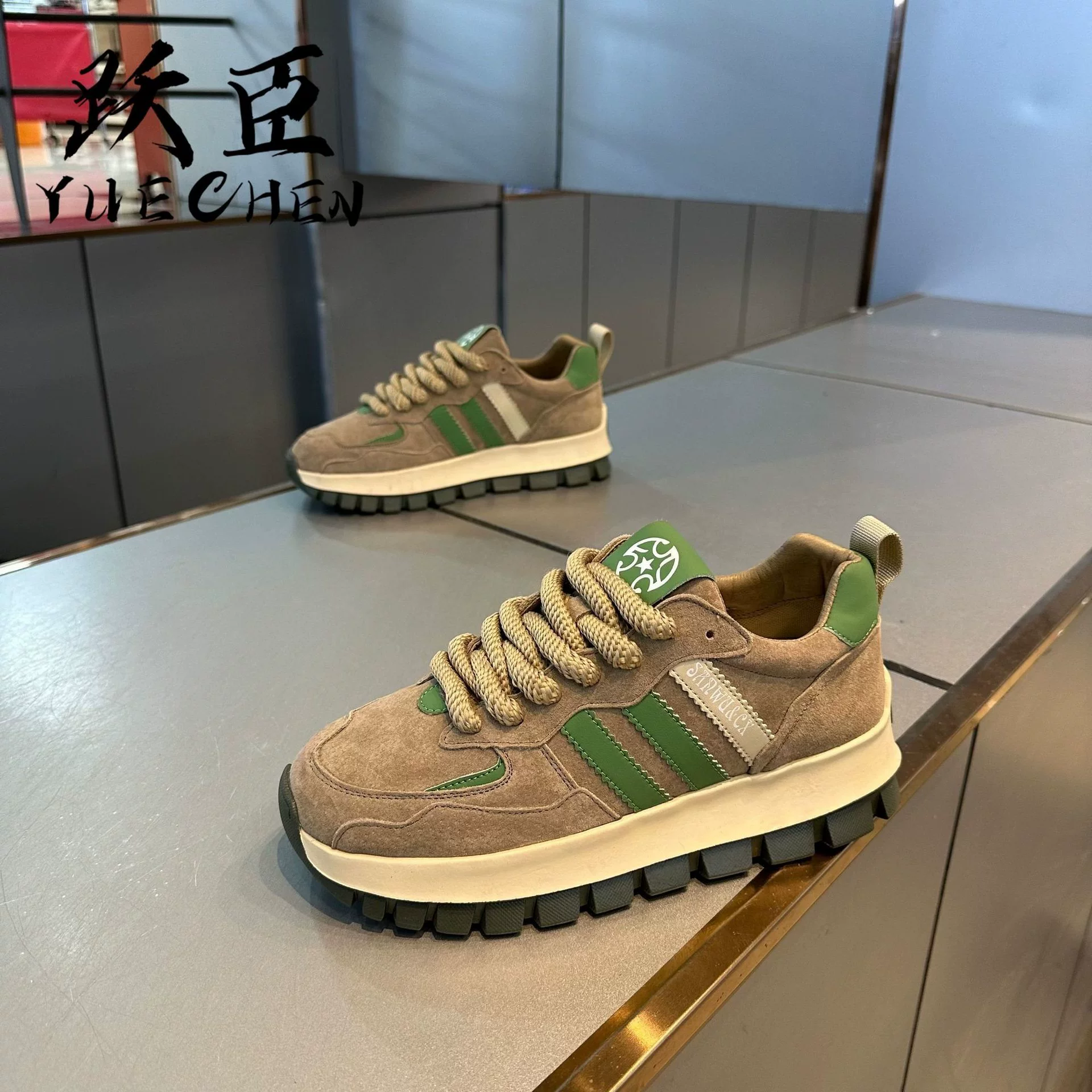 Мужские кроссовки весна новые на толстой подошве с амортизацией спортивные повседневные легкие универсальные модные кроссовки для папы