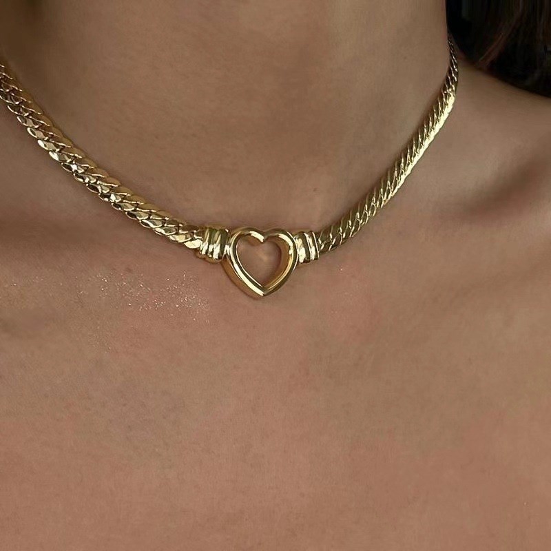 Collar con colgante de corazón de cadena plana hueca de acero de titanio chapado en oro cubano de Lina Girl, nueva tendencia para mujer._voghion.com