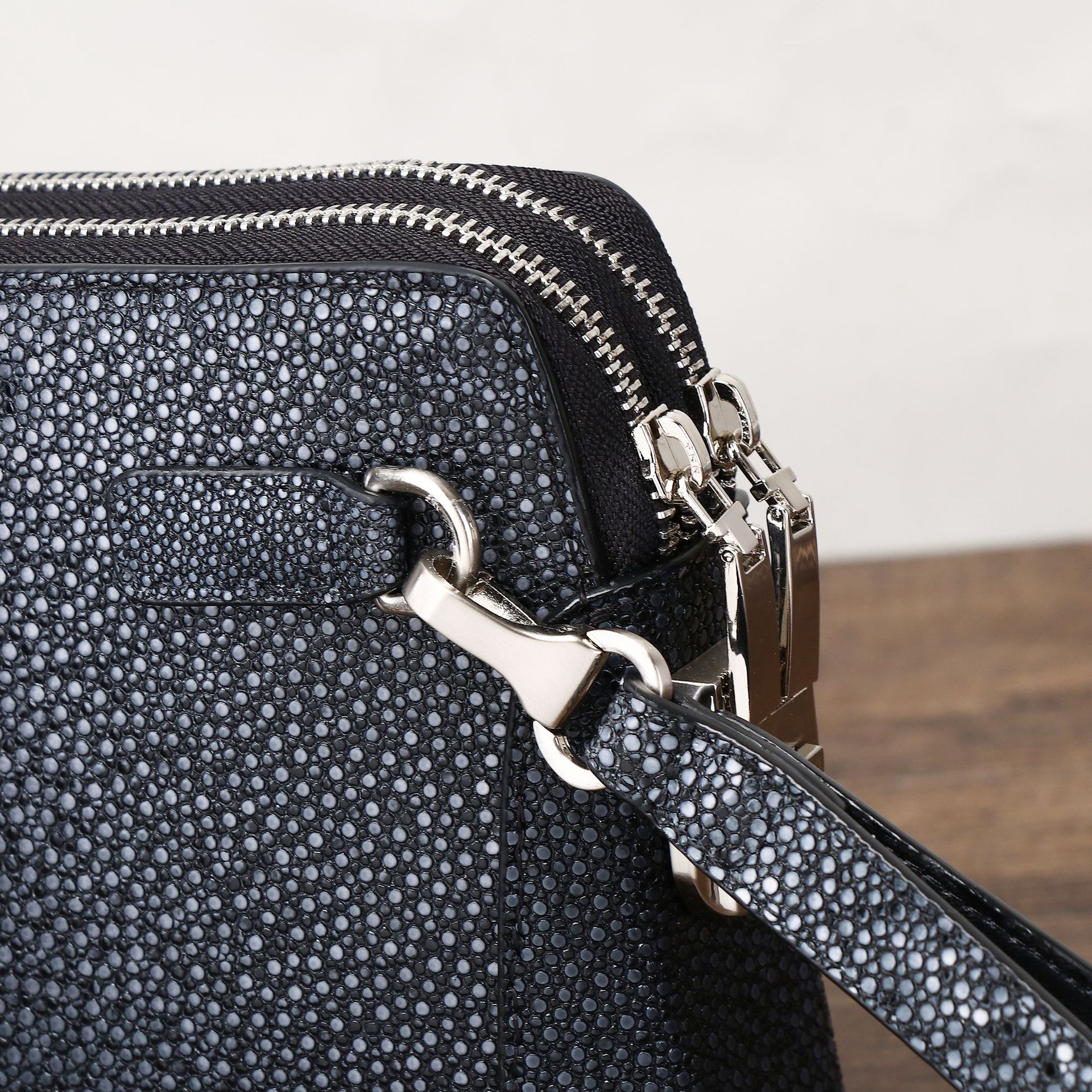 Túi clutch nam da vân cá bóng khóa số kéo đôi cầm tay chi tiết 4