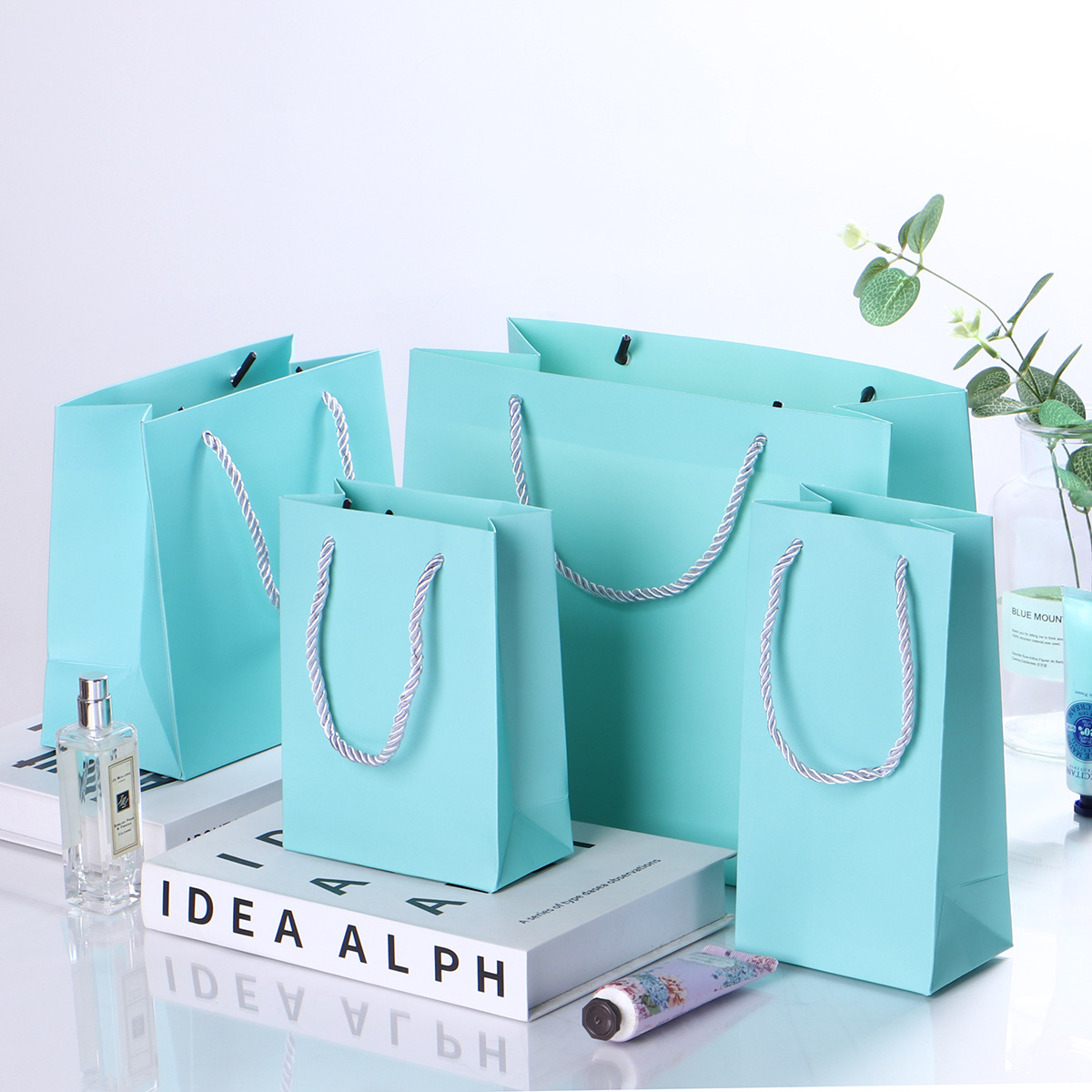 现货蒂芙蓝手提袋化妆品礼盒包装袋白卡手提纸袋礼品袋可&制logo