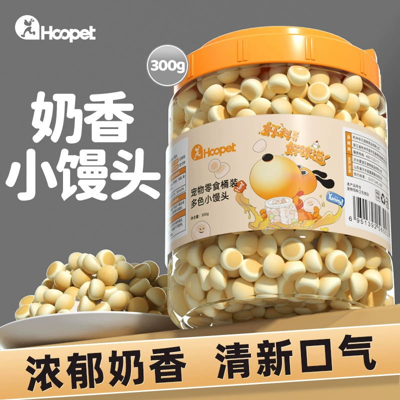 Собачьи угощения щенков на булочках, молочник, печенье, домашнее животное Тедди два месяца