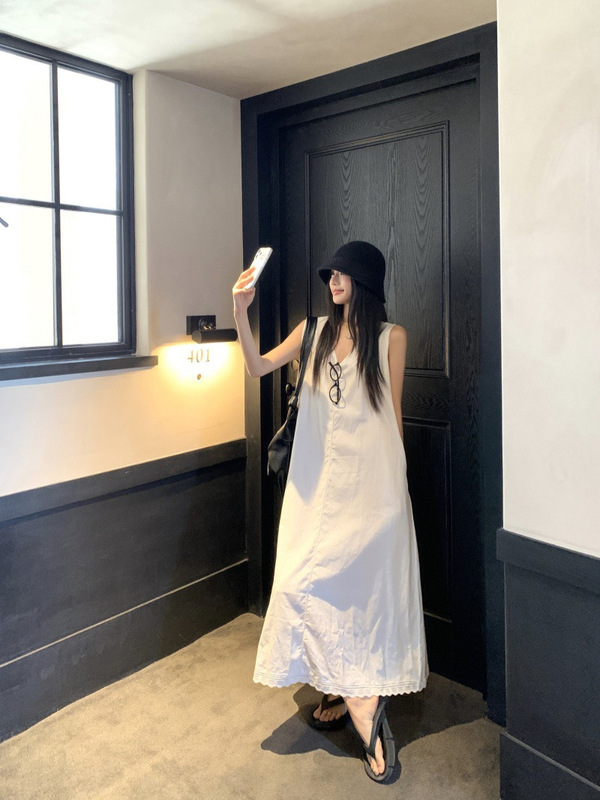 海辺のリゾートスタイルの女性のためのVネックベストドレス夏白ルーズスリムスカートレイジーカジュアルAラインロングスカート|undefined