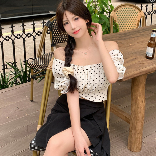 Princess-style short, edgy polka-dot, light-colored flared-sleeve, figure-flattering casual French-inspired short-sleeve top