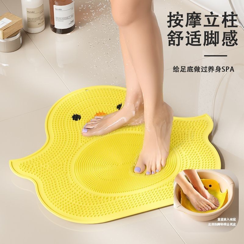 ウサギのウサギのかわいいアヒルのアヒルは足をこすります。浴室の滑り止めパッドは背中をこすります。|undefined