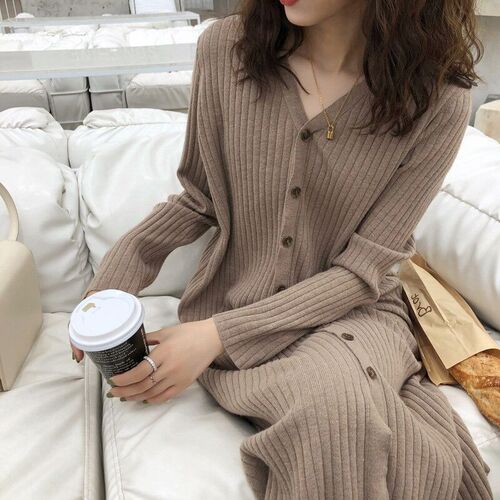 Knit Dress for Autumn with Elegant and Slimming Design, Base Layer Knit Dress, Medium to Long Length, Knee-Length Skirt