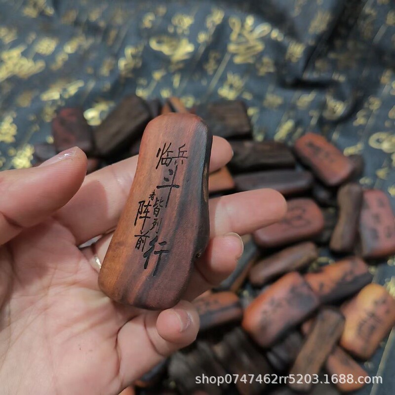 雷撃ナツメの木のランダムな木製ペンダントタグ、無事なプレート、雷撃木材、雷撃部分、翡翠化された古い素材|undefined