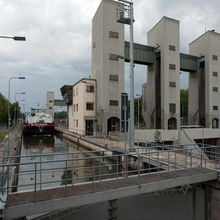 覆盖型水基铸铁涂料。耐水性好，耐盐雾好。覆盖型水基铸铁涂料
