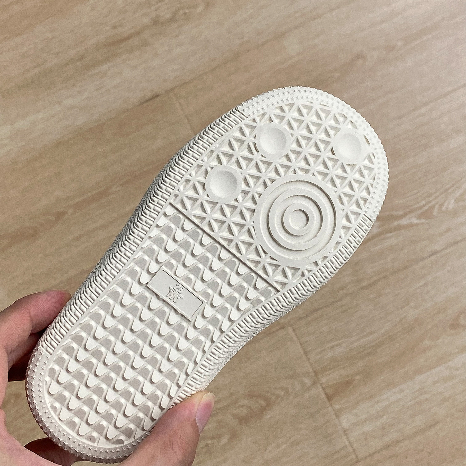 QQO Scarpe per bambini 2023 Autunno e Inverno Nuovi bambini Scarpe basse da tavolo Scarpe casual da ragazzo Moda per ragazze peluche_voghion.com