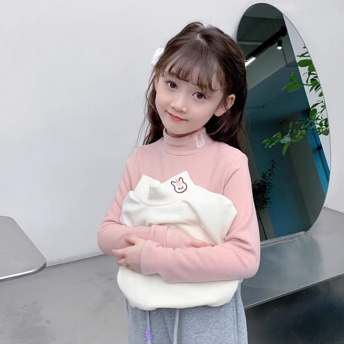 Las niñas engrosada bottoming camisa 2023 de invierno los nuevos niños terciopelo estilo occidental media cuello alto engrosada Top moda
