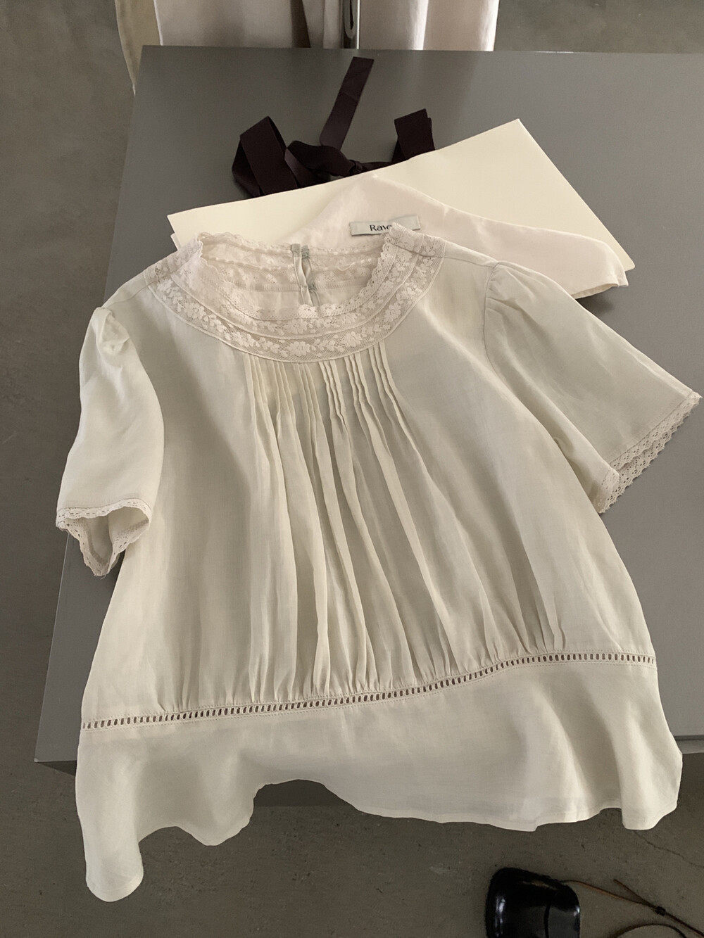 Áo sơ mi nữ tay ngắn phối ren cổ điển chất liệu tơ tằm linen — trắng ngà chi tiết 31