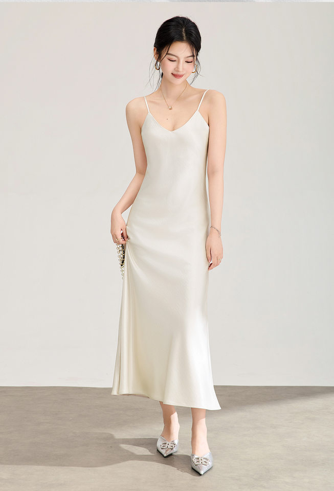 Đầm maxi nữ satin dáng suông, cổ yếm dây mảnh, thiết kế xéo cạnh — màu đen chi tiết 2
