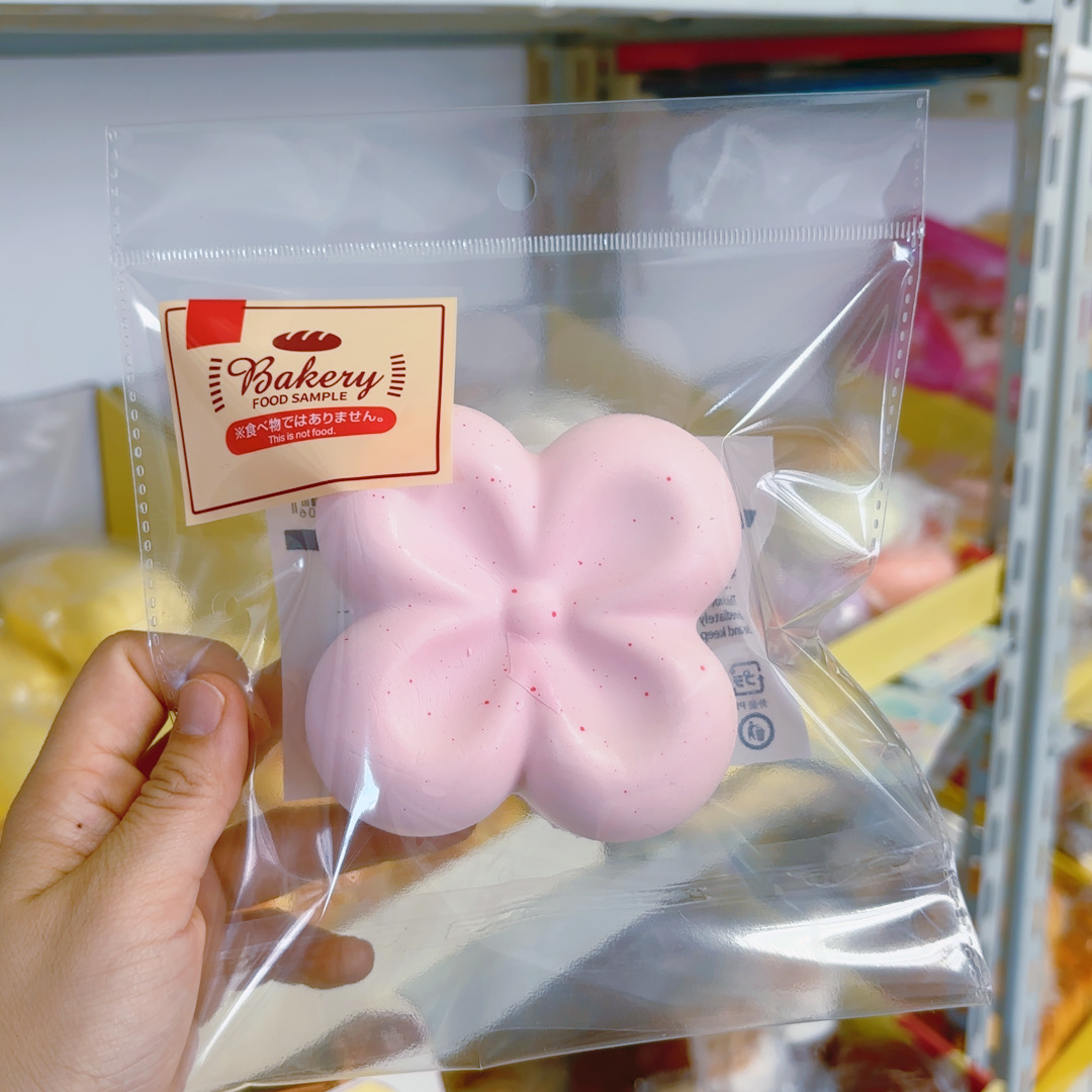 천천히 반동하는 부드럽고 분홍빛이 도는 꽃 1개