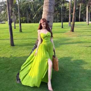 度假风绿色露背吊带连衣裙女装夏季弹力收腰大摆裙子气质开叉长裙