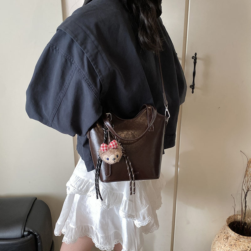 Bolsa de mano retro de color universal para mujeres 2025 nuevo nicho de diseño de tendencia bolso de hombro de alta calidad bolso de cubo