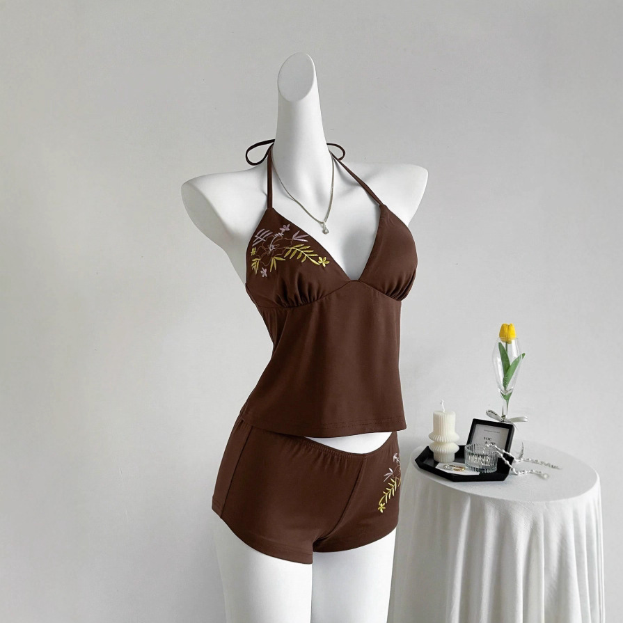 Completo due pezzi da donna in stile retrò e piccante: canotta con scollo all'americana e pantaloncini con motivo a foglie, perfetto per l'estate._voghion.com